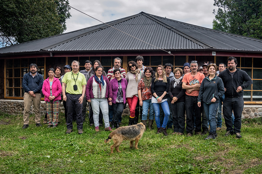 Integrantes del Taller en la localidad de Raúl Marín Balmaceda. La iniciativa cuenta con financiamiento del Gobierno Regional de Aysén hacia la Seremi del Medio Ambiente, siendo ejecutada por investigadores de la Universidad Austral de Chile, con la colaboración de una profesional del Centro Interdisciplinaria para la Investigación Acuícola, INCAR.